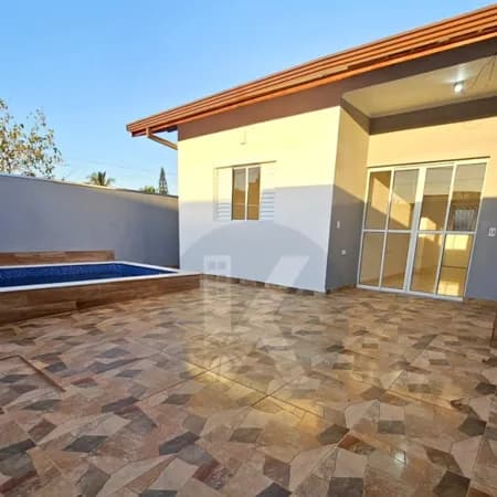 CASA Á VENDA COM 2 QUARTOS CHURRASQUEIRA E PISCINA - PROXIMO AO MAR