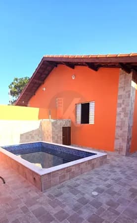 Casa á venda em itanhaém com piscina e churrasqueira