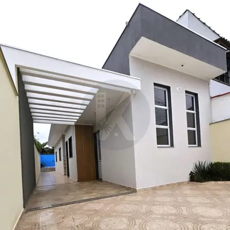 Casa á Venda em Itanhaém com 2 dormitórios, piscina e churrasqueira