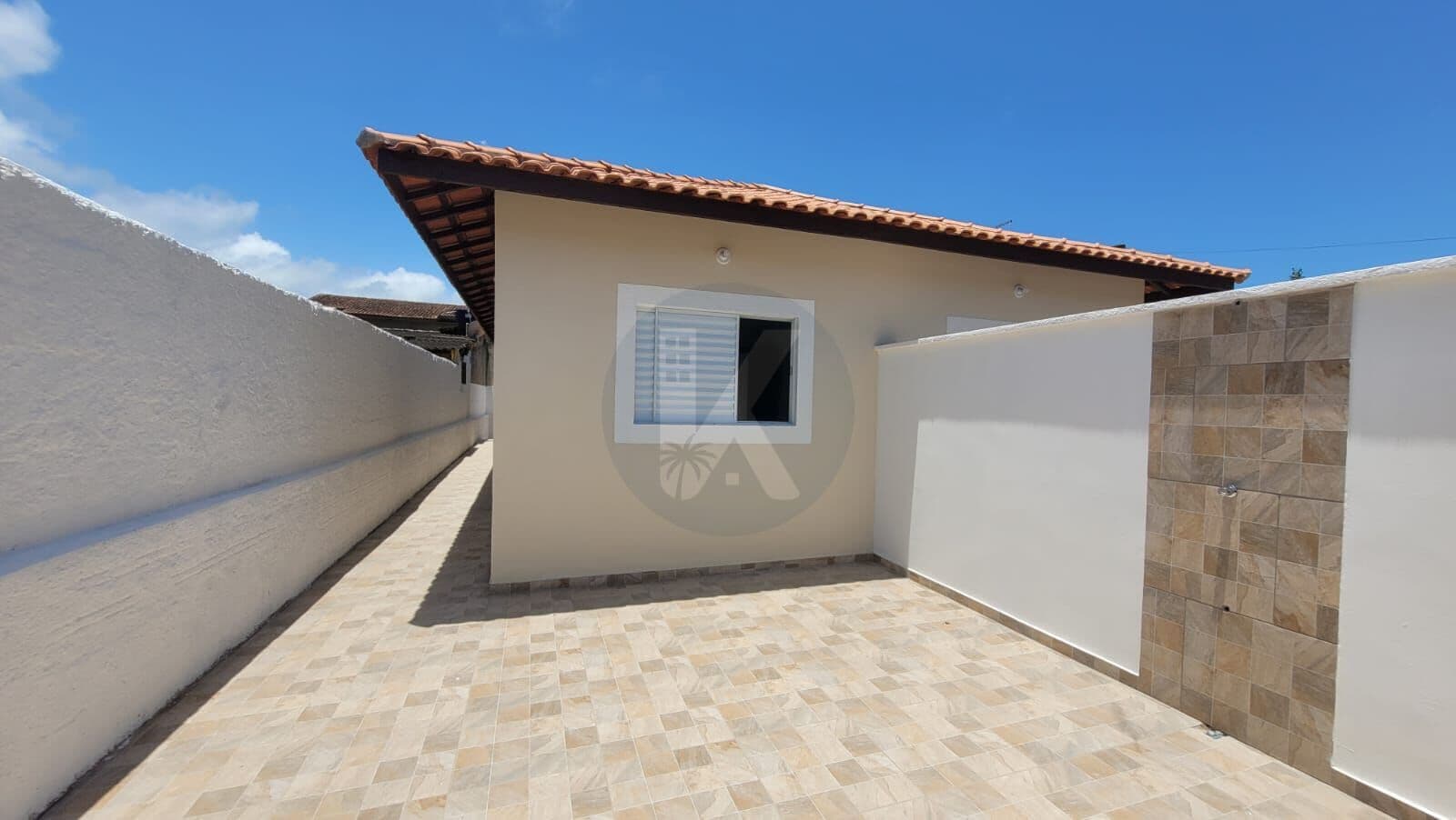 Casa á venda em Itanhaém com quintal por apenas R$260.000,00
