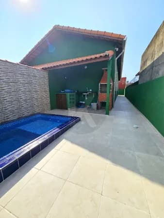 Casa á Venda em Itanhaém com 2 quartos - Piscina e Churrasqueira