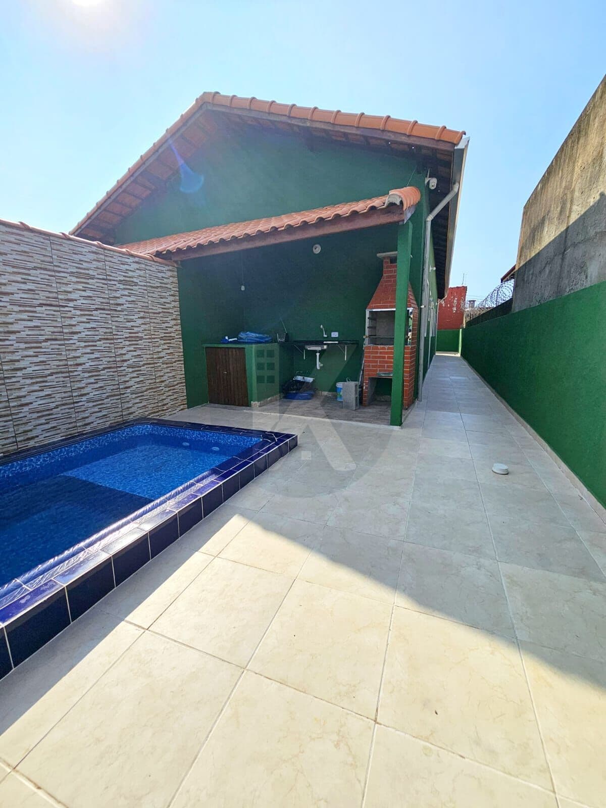 Casa á Venda em Itanhaém com 2 quartos - Piscina e Churrasqueira