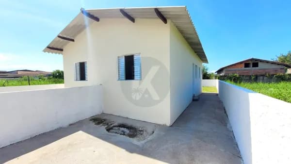 Casa á venda com 2 quartos e quintal - valor incrivel