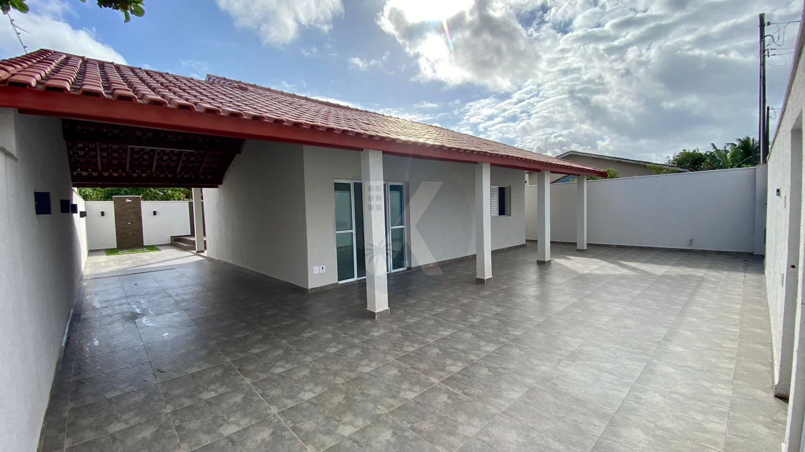 Casa á venda em Itanhaém com Piscina churrasqueira e proximo a praia