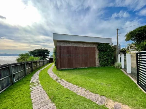 Casa na Beira da Lagoa em Laguna/SC