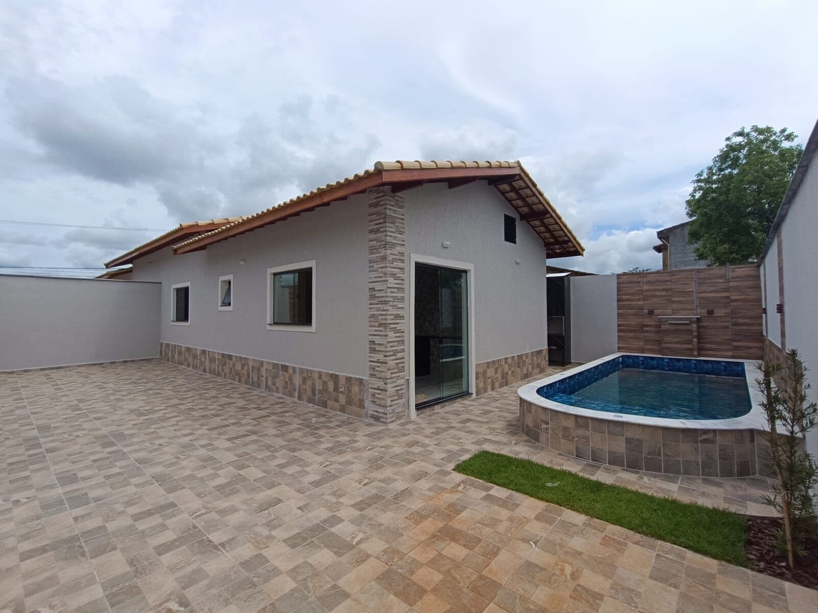 Casa com 3 quartos, sendo 1 suíte, à 800m da praia
