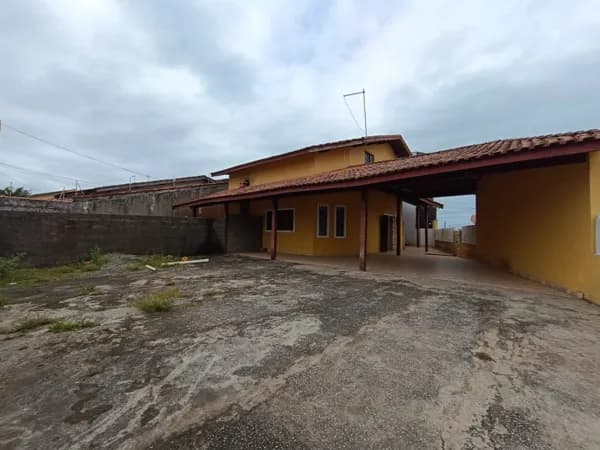 Casa com 4 quartos, sendo 2 suítes, à 100m da praia
