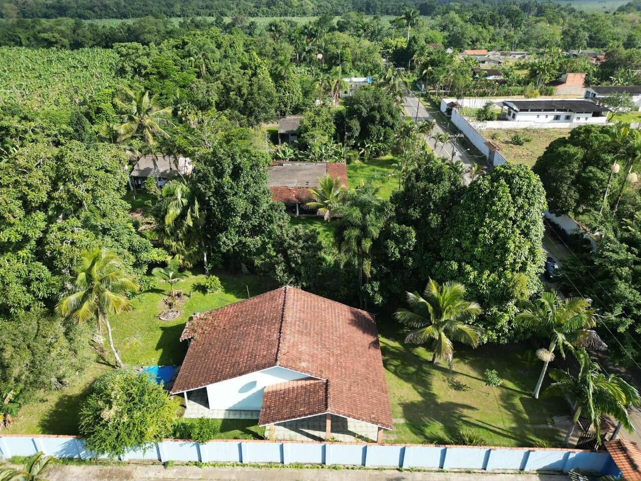 Chácara toda em laje, com 1800m² de terreno e acesso asfaltado