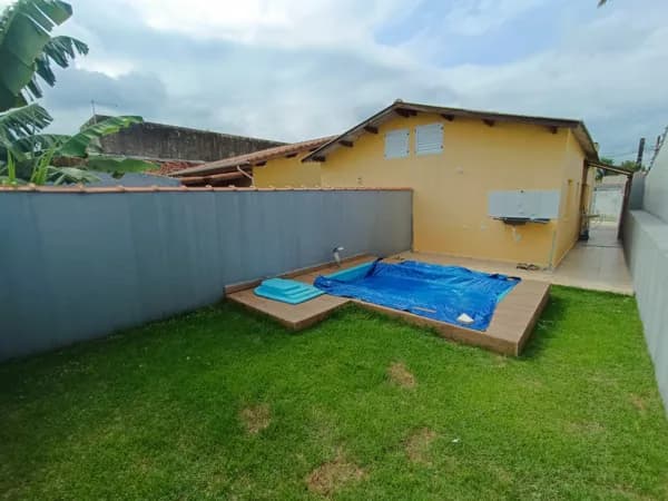 Casa com 2 quartos, sendo 1 suíte e piscina