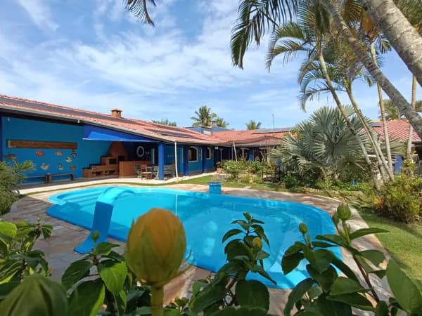 Casa com 600m² de terreno, 3 suítes, piscina, à 100m da praia