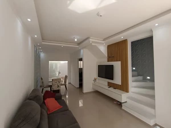 Casa com porteira fechada em condomínio, com 2 suítes