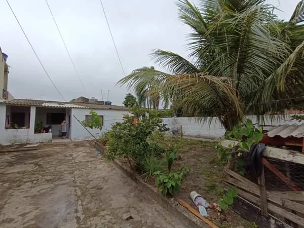 Casa com 256m² de terreno, à 1200m da praia, perto do comércio local