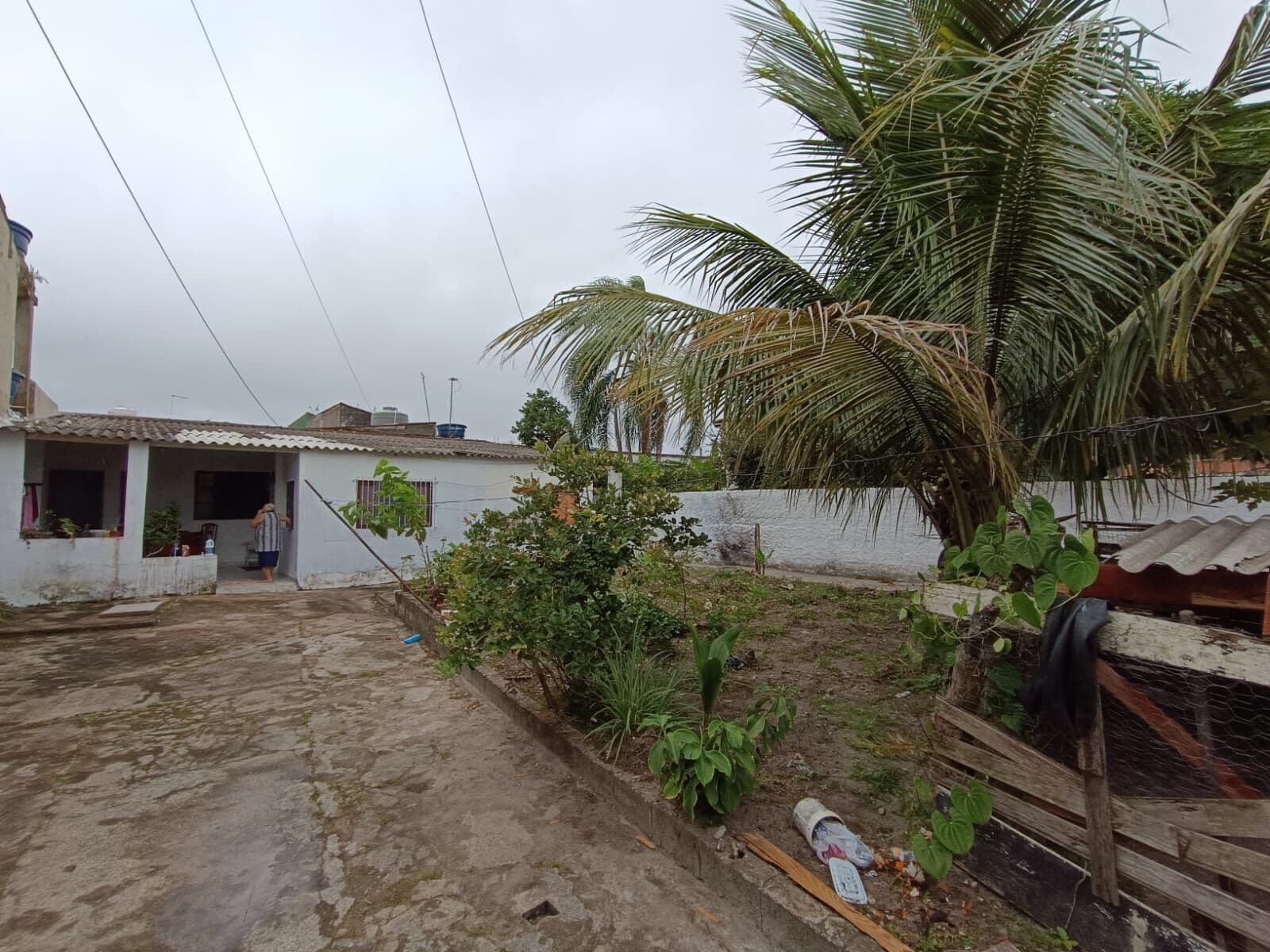 Casa com 256m² de terreno, à 1200m da praia, perto do comércio local