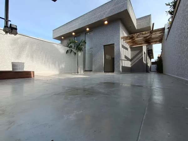 Casa com 2 quartos, sendo suíte, área gourmet e piscina, à 800 da praia