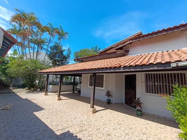 Casa com 5 quartos, sendo 1 suíte, piscina, à 300m da praia
