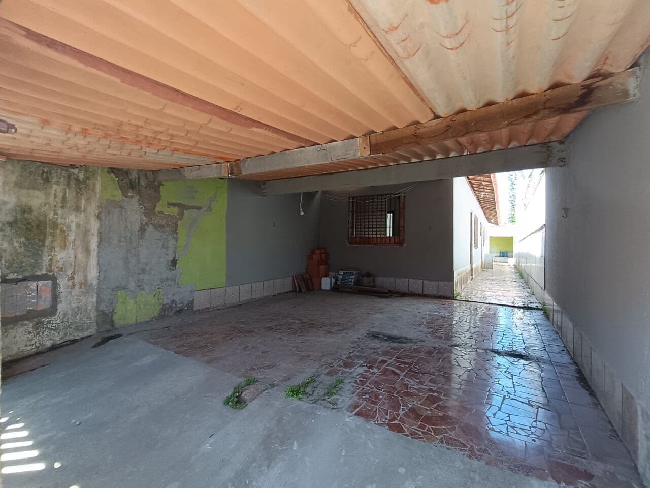 Casa com 2 quartos, sendo 1 suíte, à 600m da praia