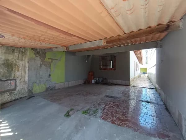 Casa com 2 quartos, sendo 1 suíte, à 600m da praia