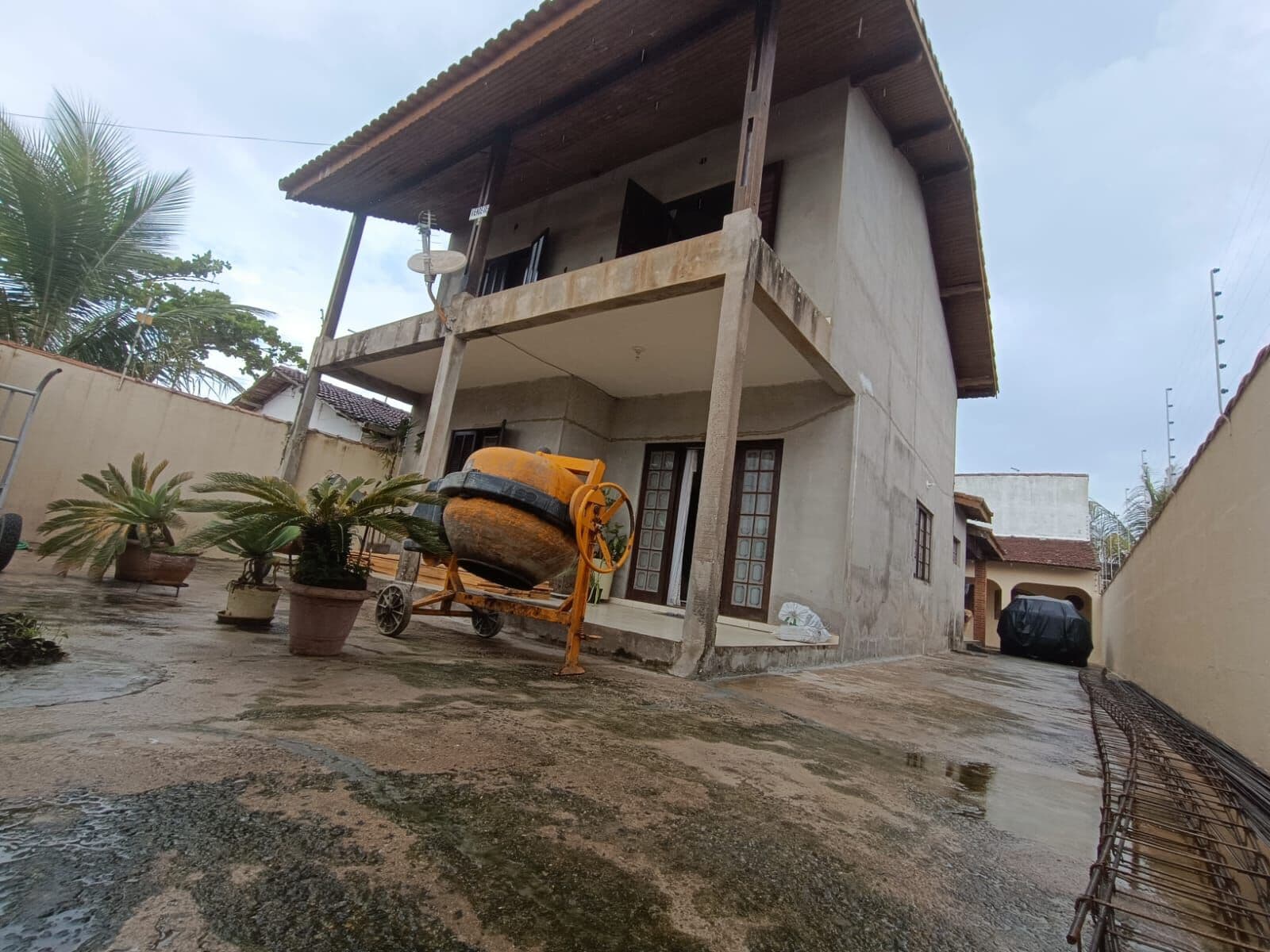 Casa com 4 quartos, sendo 3 suítes, à 500m da praia