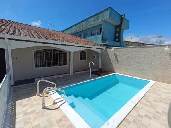 Casa à 400m da praia com 4 quartos, sendo 1 suíte, piscina e área gourmet