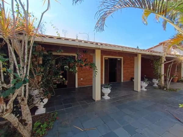 Casa porteira fechada, à 300m da praia com 3 quartos, sendo 1 suíte + edícula com 3 quartos, sendo 1 suíte