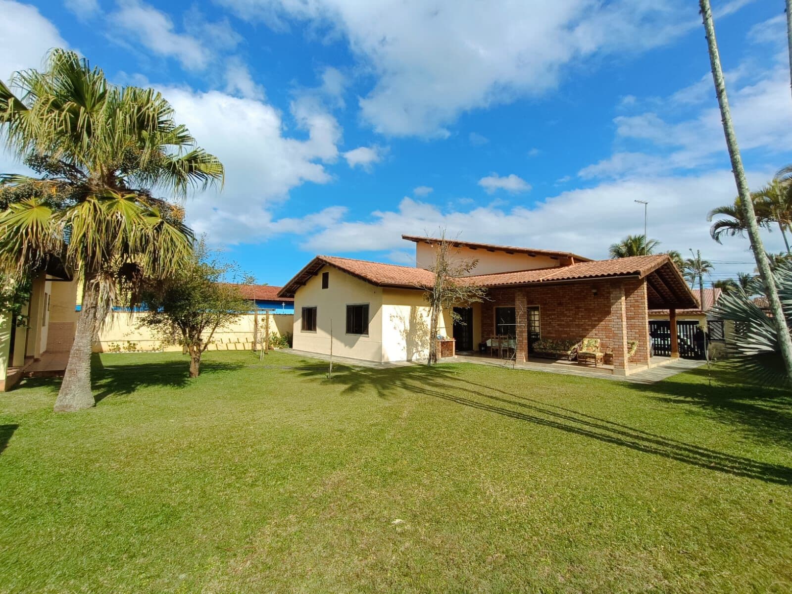 Casa com 720m² de terreno, à 300m da praia