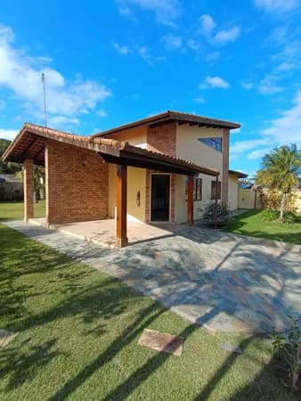 Casa com 720m² de terreno, à 300m da praia