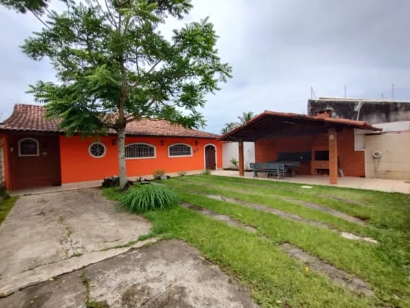 Casa porteira fechada à 300m da praia, com 2 suítes e piscicna