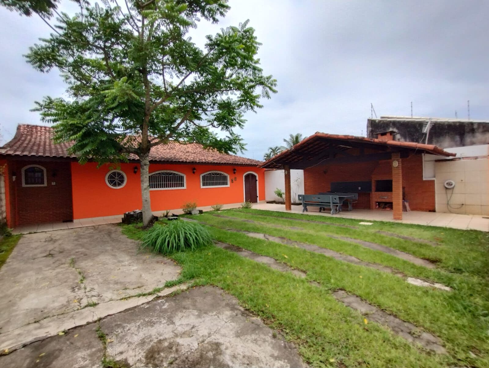 Casa porteira fechada à 300m da praia, com 2 suítes e piscicna