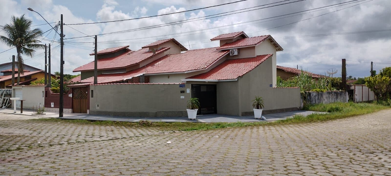 Casa com 2 quartos, sendo 1 suíte, à 700m da praia