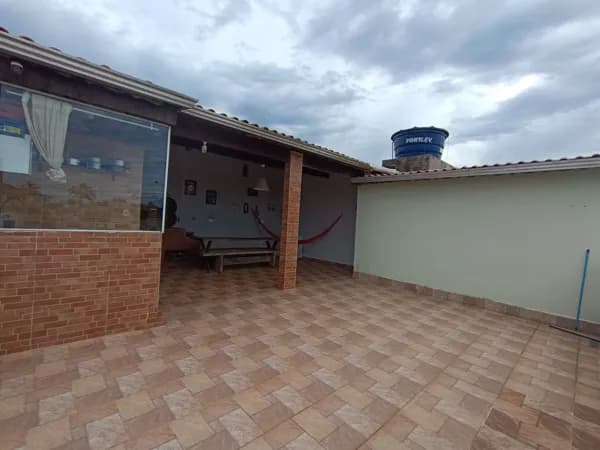 Casa à 600m da praia com 3 quartos, sendo 2 suítes