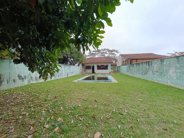 Casa com 2 quartos, sendo 1 suíte, e piscina à venda