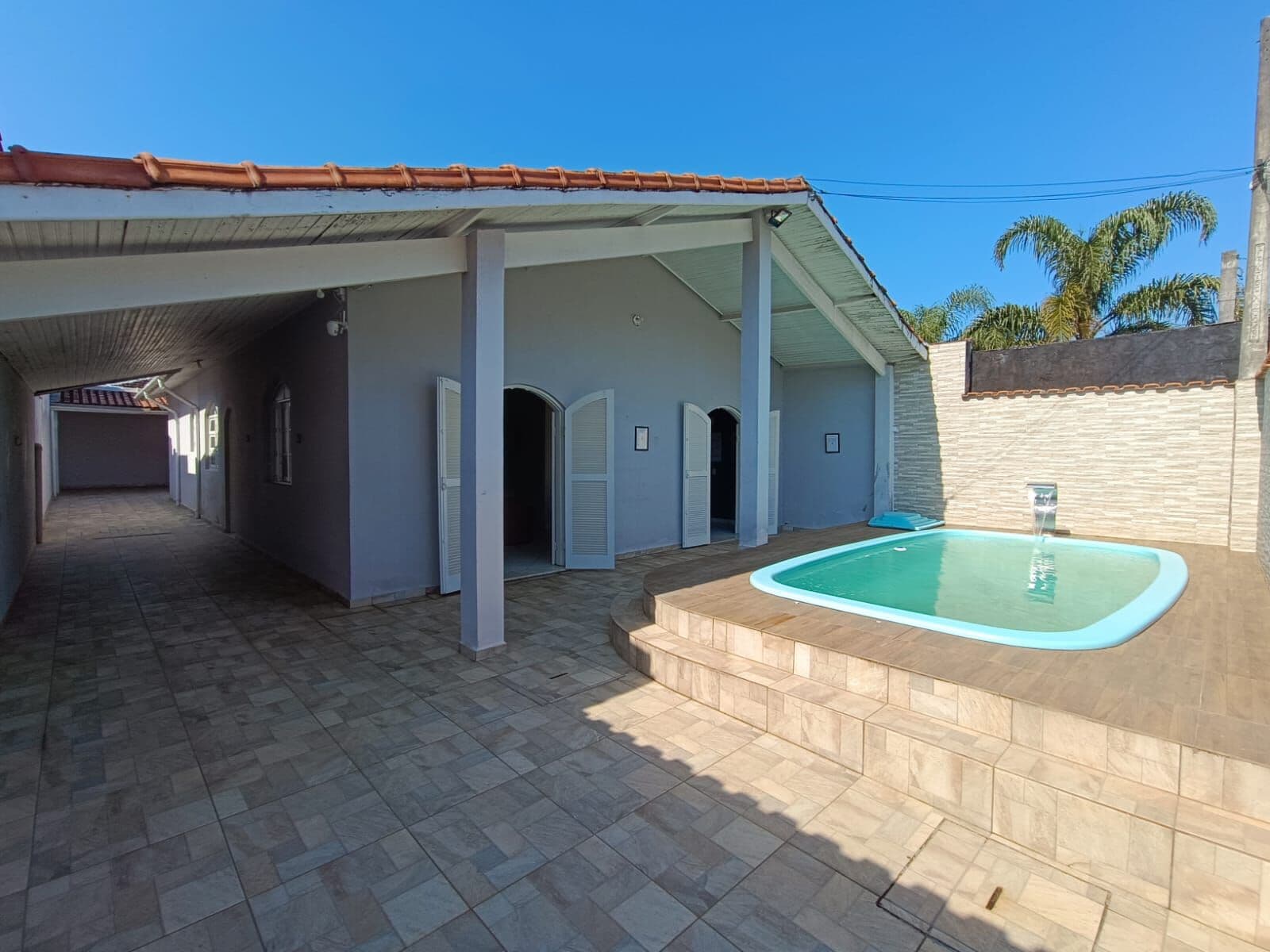 Casa com 3 quartos, sendo 1 suíte + 1 suíte nos fundos, piscina, à 400m da praia