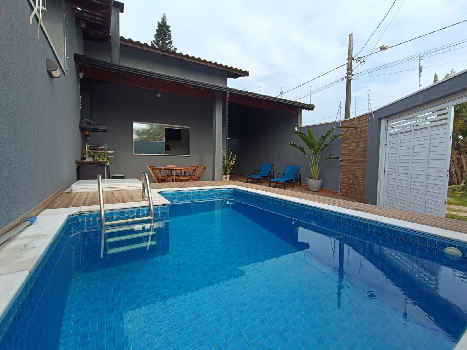 Casa com porteira fechada, com 3 quartos, sendo 1 suíte, piscina, à 50m da praia