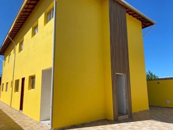 Casas sobrepostas com 2 quartos, sala, cozinha e banheiro