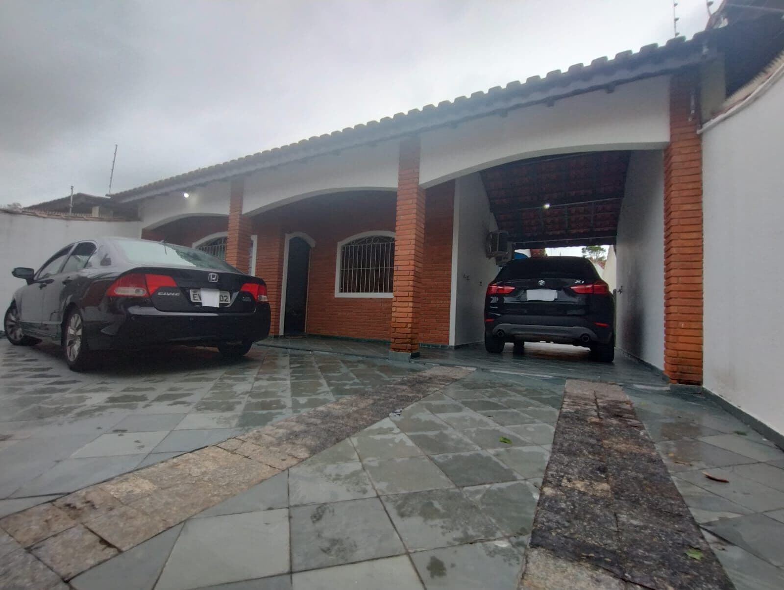 Casa com 3 quartos, sendo 1 suíte, com piscina e área gourmet, à 300m da praia
