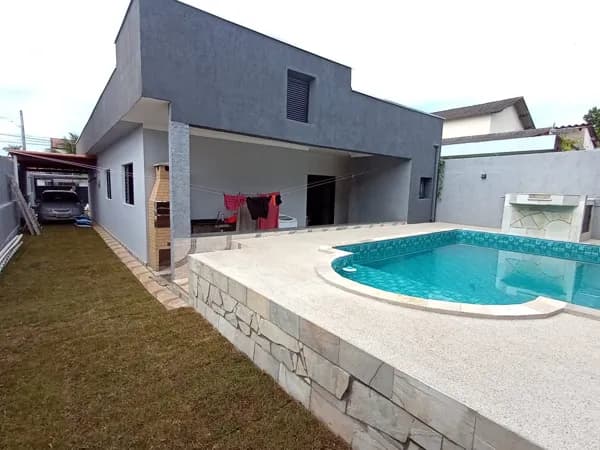 Casa com 3 quartos, sendo 1 suíte, área gourmet e piscina, à 900m da praia