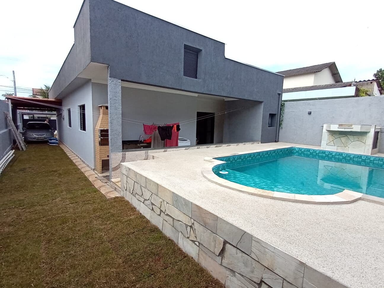 Casa com 3 quartos, sendo 1 suíte, área gourmet e piscina, à 900m da praia