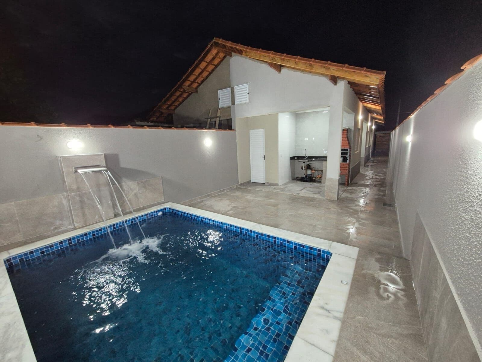 Casa com 2 quartos, sendo 1 suíte e piscina