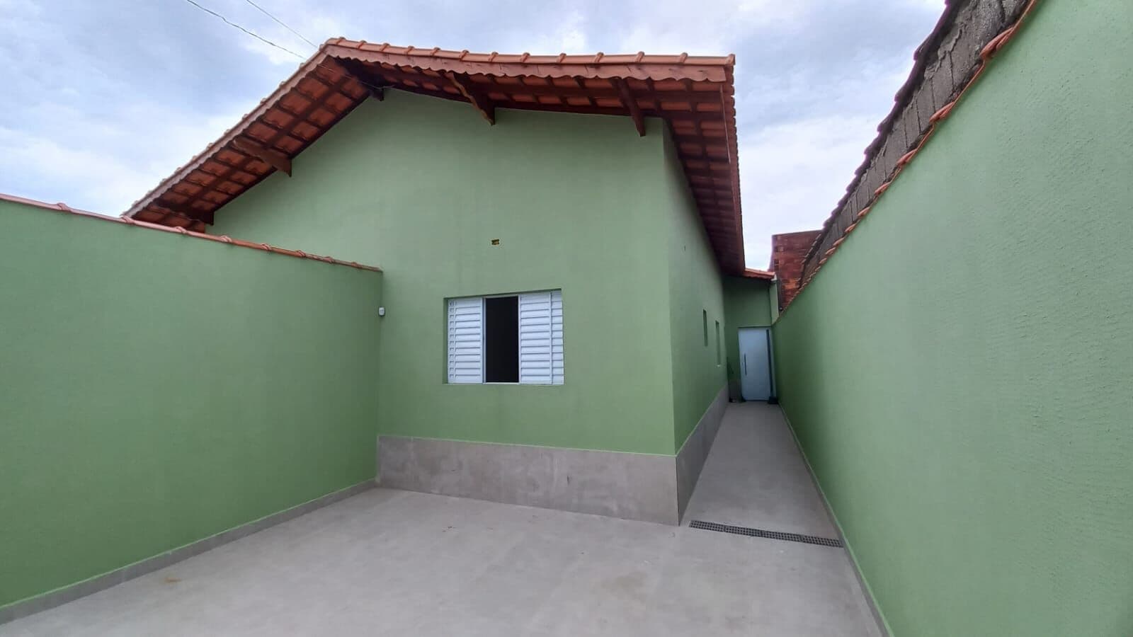 Casa com 2 quartos, sendo 1 suíte, piscina e área gourmet