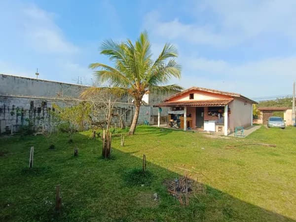 Casa com 2 quartos e terreno espaçoso, à 700m da praia