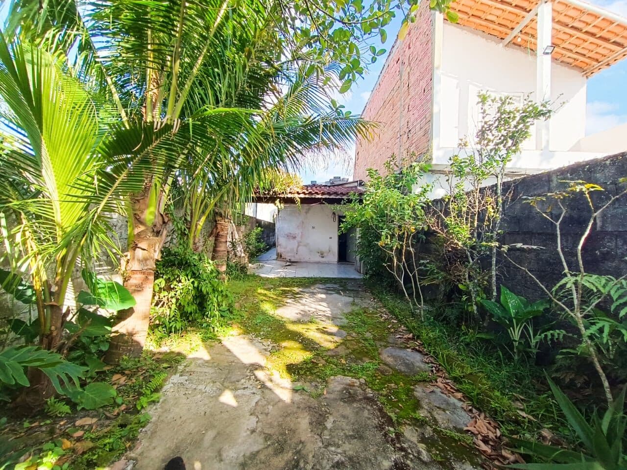 Casa com 2 quartos, sendo 1 suíte, à 1000m da praia