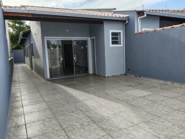 Casa à 300m da praia, com 2 quartos, sendo 1 suíte