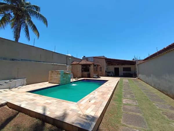 Casa com 3 quartos, sendo 1 suíte, piscina, área gourmet e energia solar