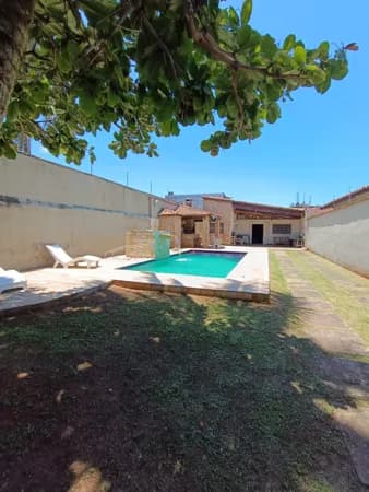 Casa com 3 quartos, sendo 1 suíte, piscina, área gourmet e energia solar