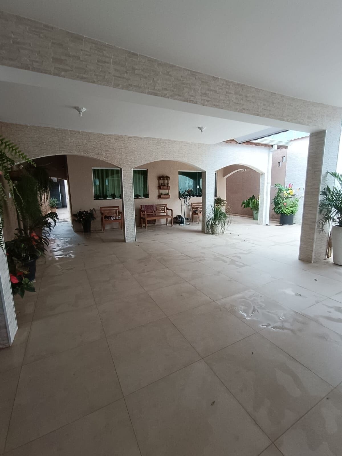 Casa com 3 quartos, sendo 1 suíte, perto do comércio