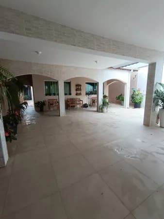 Casa com 3 quartos, sendo 1 suíte, perto do comércio