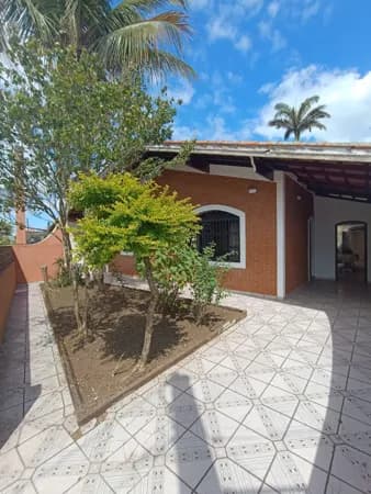 Casa com 3 quartos, sendo 1 suíte, à 200m da praia