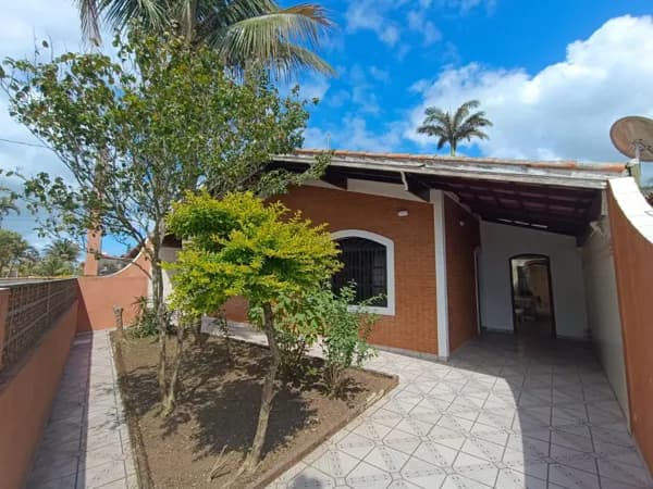 Casa com 3 quartos, sendo 1 suíte, à 200m da praia