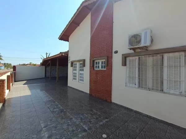 Casa, porteira fechada, com 3 quartos, sendo 1 suíte, à 100m da praia