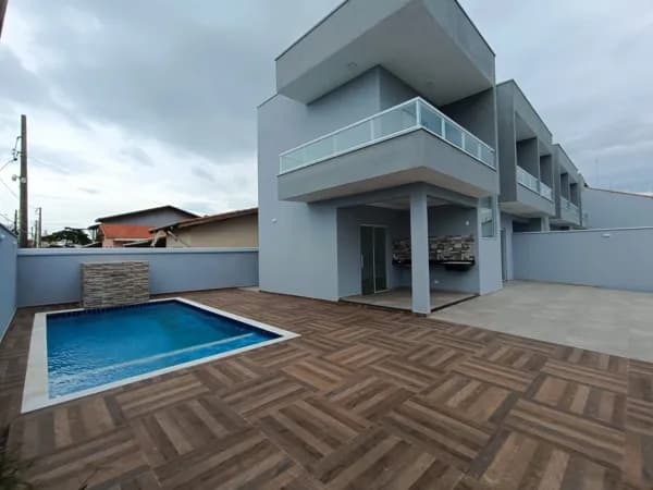 Sobrado frente ao mar, com 3 quartos, sendo 1 suíte, piscina e área gourmet